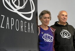 Los voluntarios de Zaporeak Elisa Huarte y Fermin Artola.