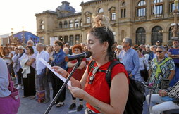 Donostiako protesta honetan salatu bezala, administrazioko langileen euskara ezagutza txikiegia da Europako adituentzat.