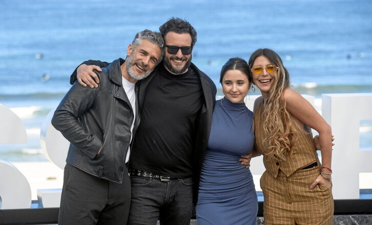 Sbaraglia y Lerman, junto a las actrices Renata Lerman y Mónica Ayos.