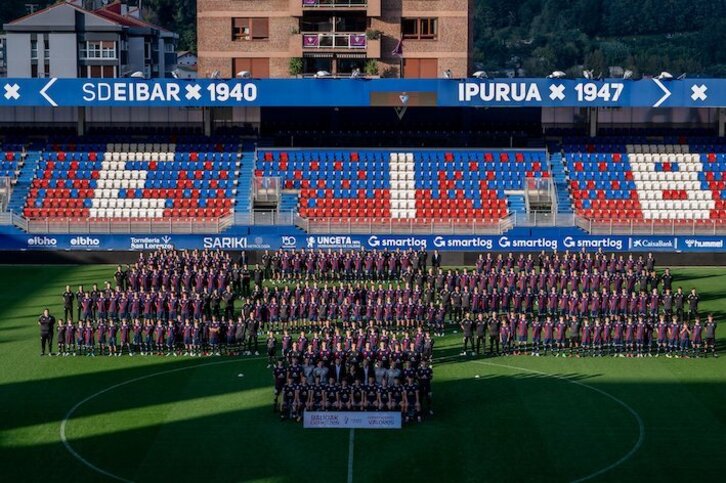 Los 300 integrantes de la cantera azulgrana posan sobre el césped de Ipurua.