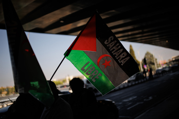 Una bandera saharaui en Barajas, en apoyo a los retenidos. 