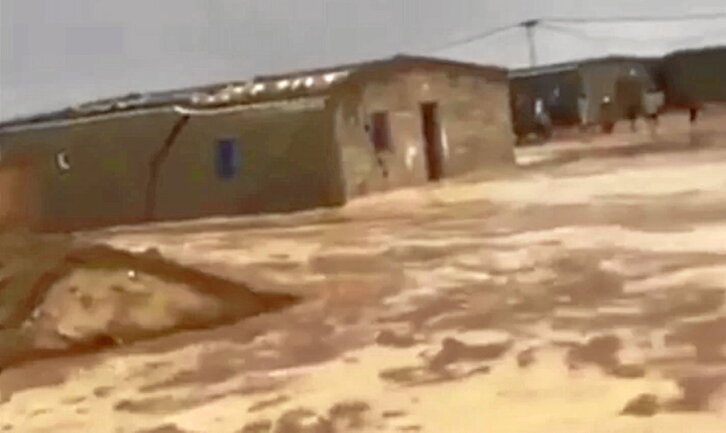 Un torrente de agua baja por el campo de Dajla.