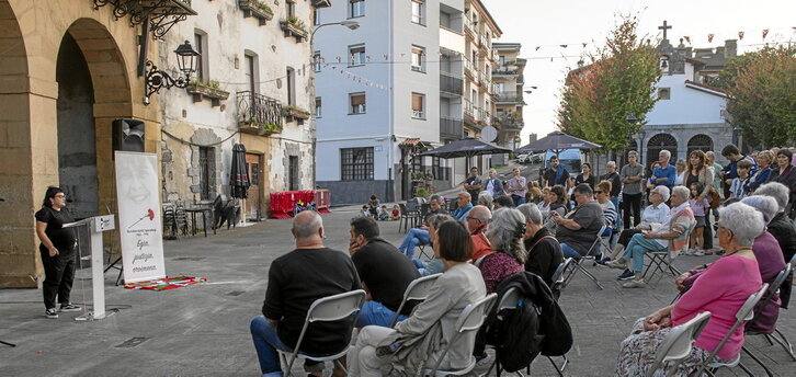 Acto celebrado en Urnieta en recuerdo a Gurutze Iantzi y Xabier Kalparsoro, y en denuncia de sus muertes en dependencias policiales.