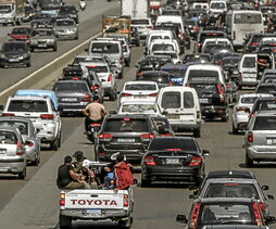 Éxodo de libaneses hacia la capital en la autopista entre Sidón y Beirut.