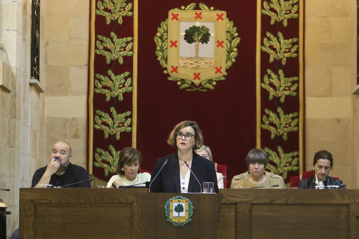 La diputada general de Bizkaia durante su intervención ante el Pleno de las Juntas Generales.