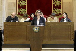 Elixabete Etxanobe interviene en el Pleno de Política General de Bizkaia.