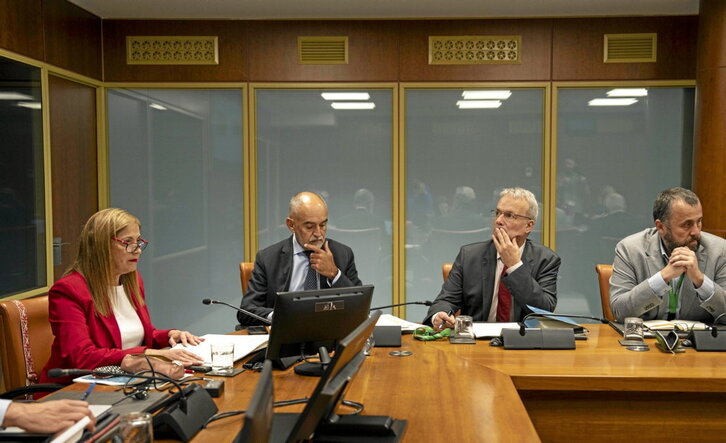 La consejera María Jesús San José, junto a su equipo en la comparecencia ante el Parlamento.