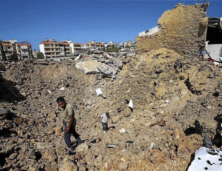 Cráter causado por la explosión de una bomba en Jiyeh, entre Sidón y Beirut.