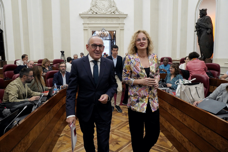 Ramiro González, junto a Cristina González, en las Juntas Generales de Araba.