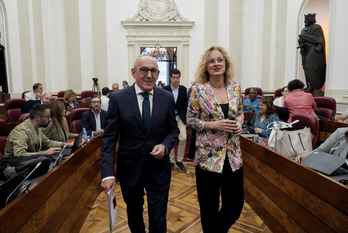 Ramiro González, junto a Cristina González, en las Juntas Generales de Araba.