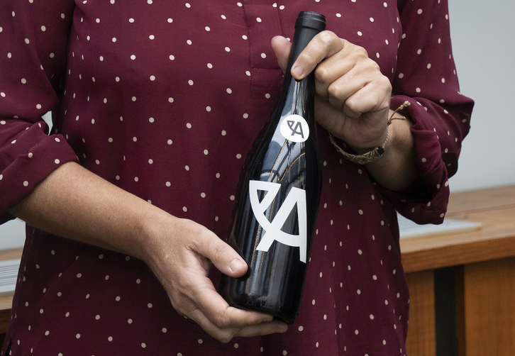 Imagen de una botella con el nuevo logotipo para indicar que contiene vino alavés.