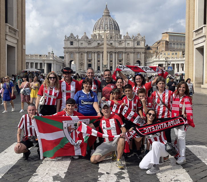 Aficionados rojiblancos posan en grupo en el Vaticano.