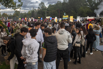 Colas para comprar una hamburguesa en el evento celebrado en Arrotxapea. 