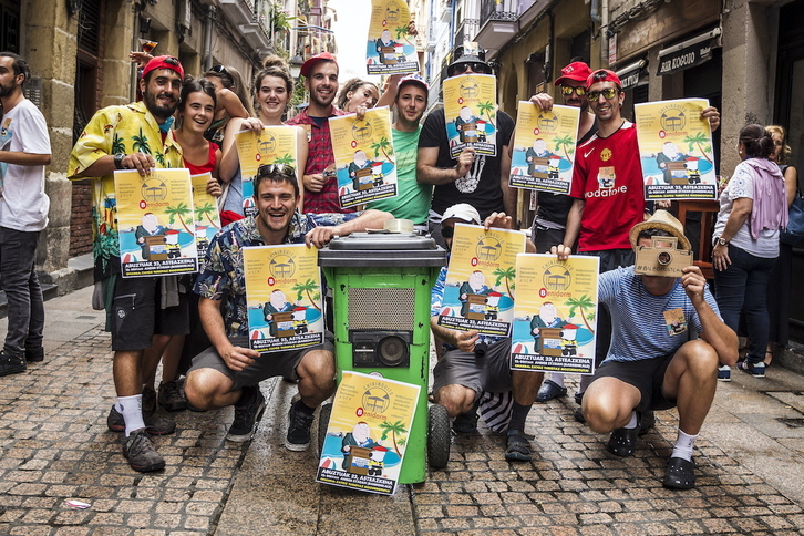 Parodia vecinal en el Casco Viejo bilbaino por las políticas municipales respecto al turismo.