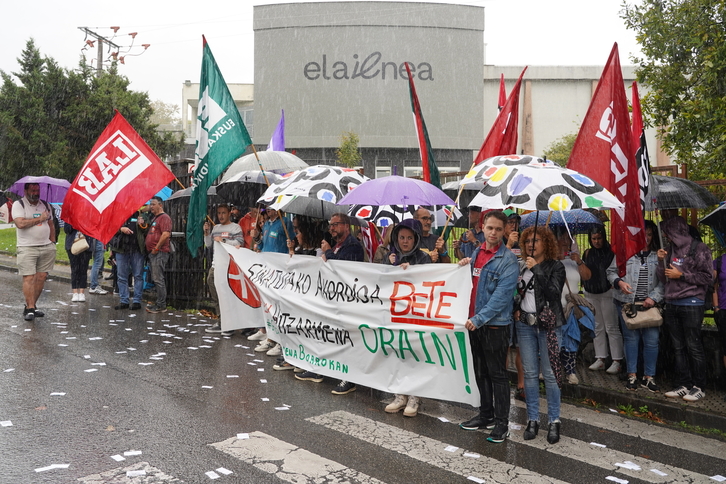 ELA, LAB, CCOO, UGT y Steilas se han concentrado a la entrada del centro escolar Elaiena de Donostia.