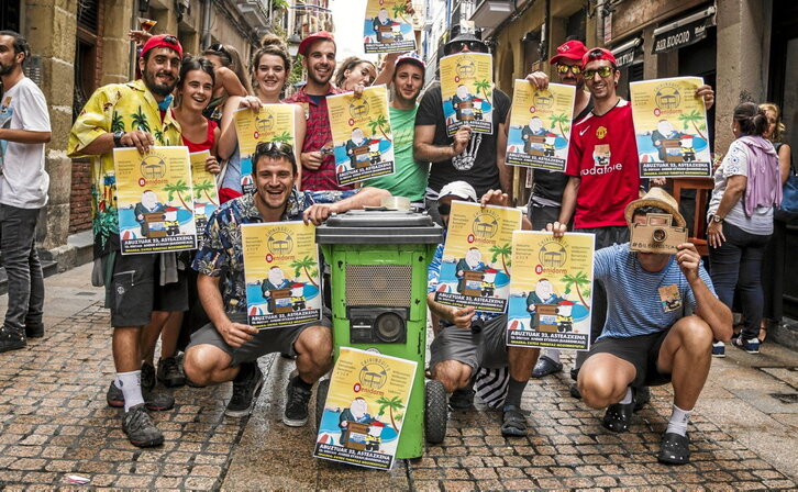 Parodia vecinal en el Casco Viejo bilbaino por las políticas municipales respecto al turismo.