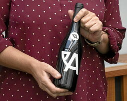 Botella con el nuevo logotipo para indicar que contiene vino alavés.