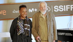 Mariane Jean-Baptiste eta Mike Leigh.