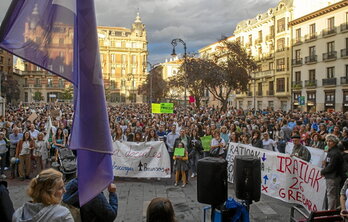 Jende ugari bildu zen, atzo arratsaldean, Iruñeko alde zaharreko kaleetan zehar egin zen manifestazioan.