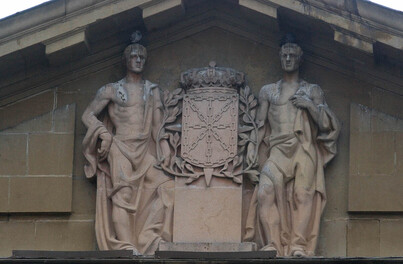 El escudo con la laureada ubicado en una fachada del Palacio de Nafarroa, antes de su retirada el 5 de octubre de 2016.