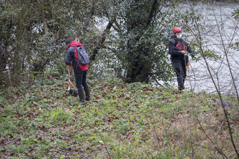 Ertzainas en tareas de investigación en el lugar donde apareció el cadáver de Aintzane Pujana en Aizarnazabal.