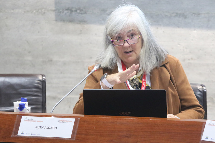 La jueza de Vigilancia Penitenciaria de la CAV, Ruth Alonso, durante su ponencia.