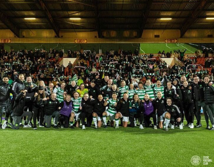 El Celtic, primer equipo escocés que disputará la fase de grupos, celebra la clasificación junto a su afición.