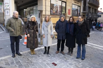 Cristina Ibarrola y ediles de UPN inaugurando uno de los adoquines conmemorativos el 27 de diciembre del año pasado, víspera de la moción de censura en el Ayuntamiento de Iruñea.