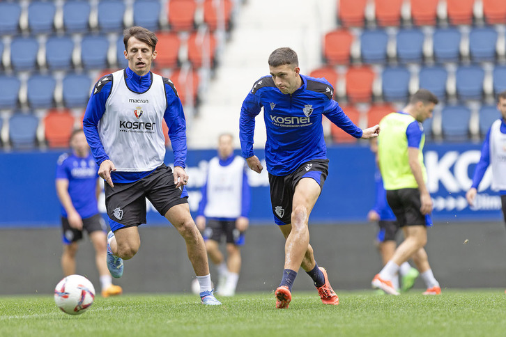 Budimir y Bretones, dos futbolistas con claras opciones de estar en el once frente al Barcelona.