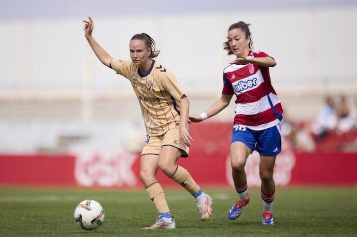 Van Deursen y Arana en una imagen del partido que enfrentó a Eibar y Granada el pasado sábado.