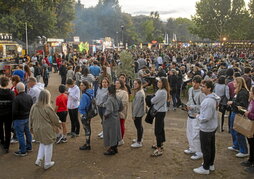 Colas para comprar una hamburguesa en el evento celebrado en Arrotxapea.