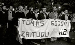 A la izquierda, fotografía de Tomás Alba y el lugar de su muerte, en Astigarraga. Bajo estas líneas, manifestación de protesta por el crimen.