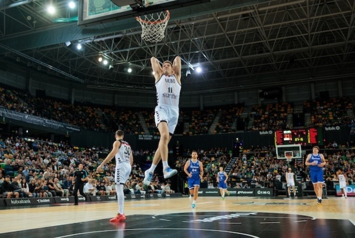 Thijs De Ridder se cuelga con fuerza para regocijo del Bilbao Arena.