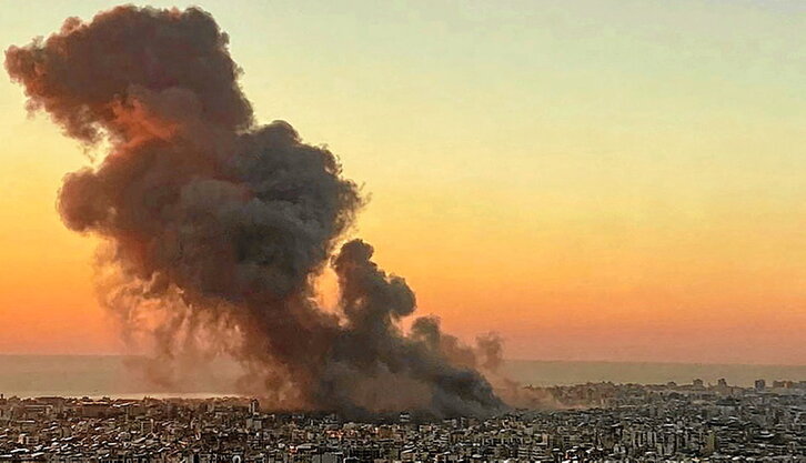 El humo se eleva sobre el sur de Beirut tras el fuerte ataque israelí que destruyó una manzana entera y trató de matar al líder de Hizbulah.