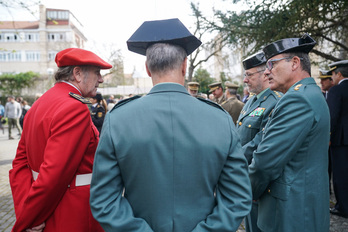 Guardias Civiles y ertzainas conversan durante la toma de posesión de Marisol Garmendia como delegada del Gobierno español en la CAV, en marzo pasado.