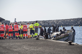 En la imagen, servicios de emergencias en el puerto de La Restinga, atendiendo la llegada de cayucos estos últimos días.