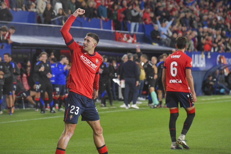 Abel Bretones ha hecho el 4-1 con un trallazo, el segundo gol ya en el Sadar del lateral de Langreo.