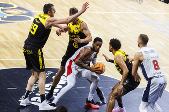 El Baskonia ha sufrido el buen trabajo defensivo del Tenerife.