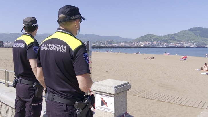 Dos policías locales en la playa Ereaga de Getxo, en una imagen de archivo.