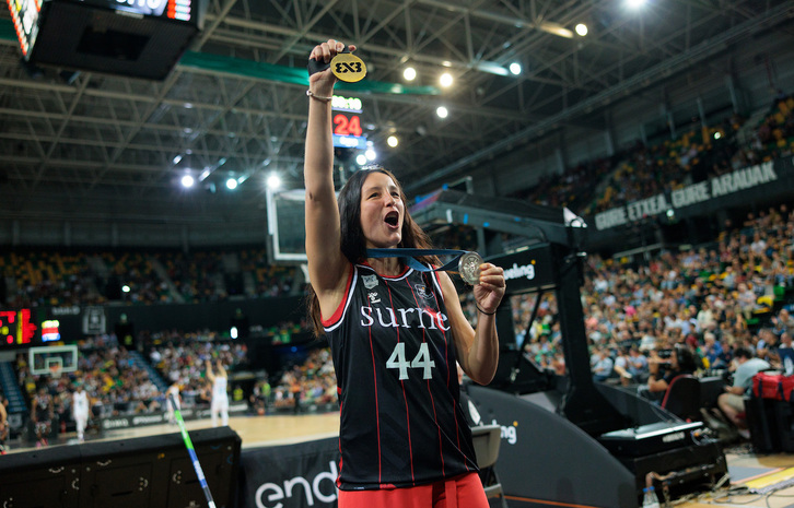 Gracia Alonso de Armiño, feliz en su homenaje por parte de Bilbao Basket.