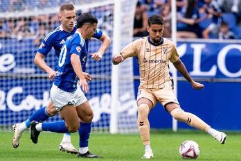 Matheus controla el balón ante Seoane.