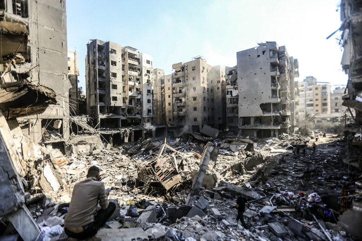 Un hombre observa los escombros de edificios bombardeados en el barrio de Haret Hreik, en los suburbios del sur de Beirut.