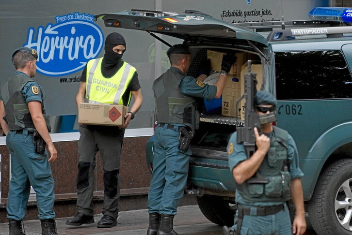 Redada de la Guardia Civil en la sede de Herrira en Gasteiz.