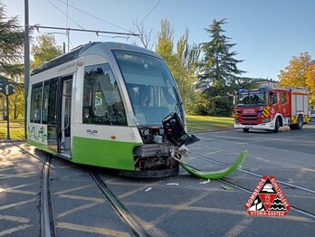 El tranvía que ha descarrilado.