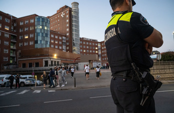 Varios policías trabajan en el perímetro del hospital de Cruces, en Barakaldo, adonde han sido trasladados los heridos.