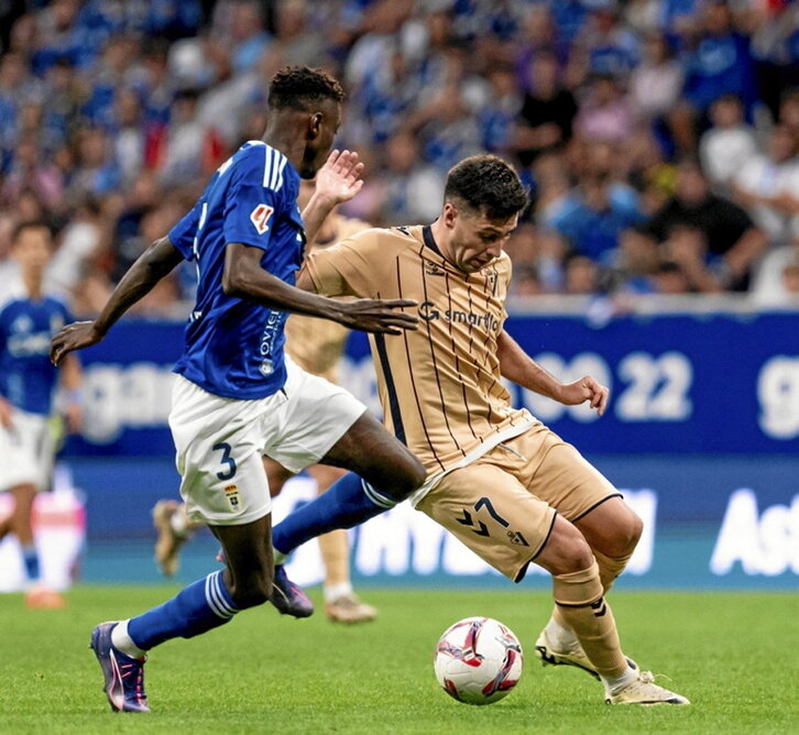 Alkain intenta controlar el balón ante Rahim.