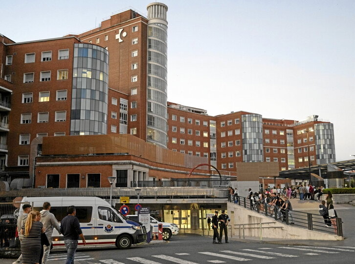 Entrada del Hospital de Gurutzeta, ayer al atardecer, custodiada por la Ertzaintza.