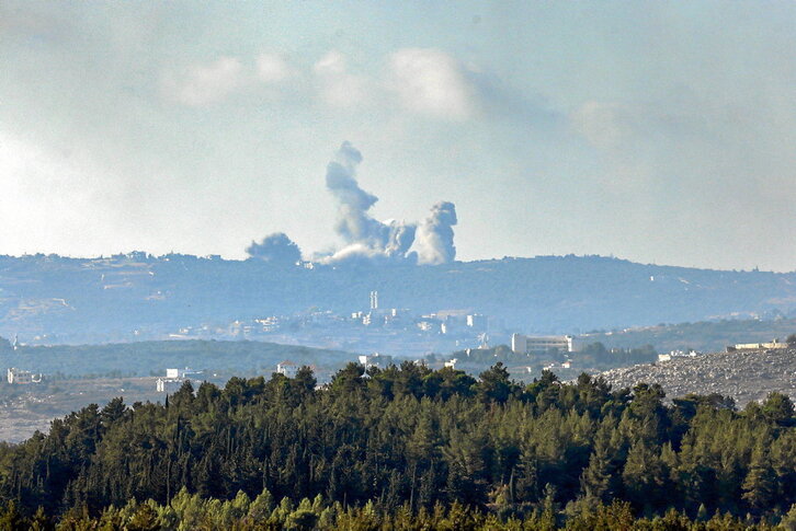 En la imagen anterior, bombardeo israelí en el sur de Líbano. Sobre estas líneas, homenaje a Nasrallah.