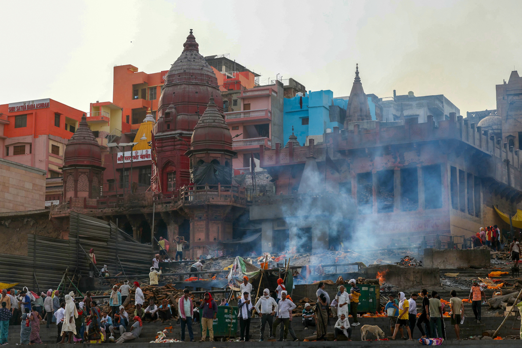 Nubes de humo mientras arden piras funerarias en Manikarnika Ghat a lo largo de las orillas del río Ganges en Varanasi.