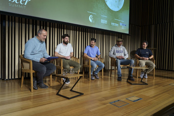 Hurrenez hurren, Jabi Ortega moderatzailea, Oscar Saenz (Basqueland Brewing), Aran Leon (La Pirata Brewing), Igor Berrios (Meta Edabeak) eta Eneko Neira (Laugar Brewery).